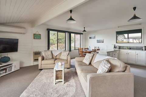 KINGFISHER COTTAGE Beachfront At The Binalong Bay - Accommodation in Bendigo 4