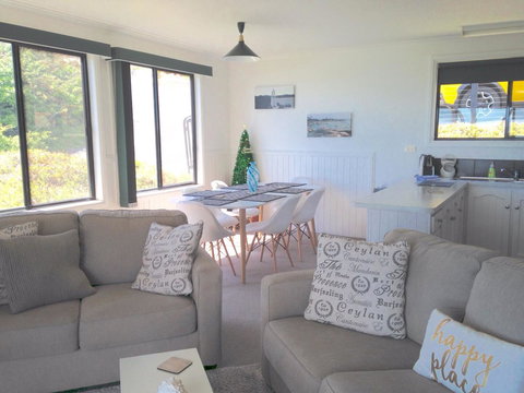 KINGFISHER COTTAGE Beachfront At The Binalong Bay - Accommodation in Bendigo 24