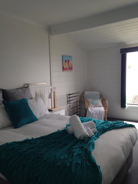 KINGFISHER COTTAGE Beachfront At The Binalong Bay - Accommodation in Bendigo 23