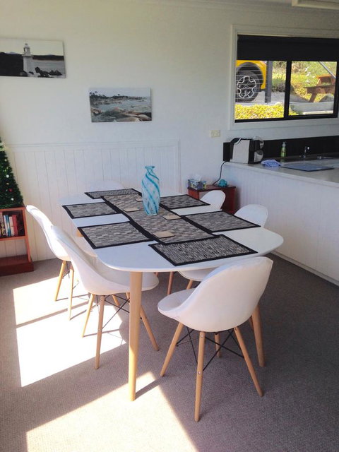 KINGFISHER COTTAGE Beachfront At The Binalong Bay - Accommodation in Bendigo 14
