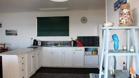 KINGFISHER COTTAGE Beachfront At The Binalong Bay - Accommodation in Bendigo 20