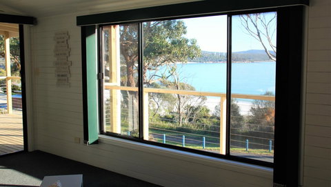 KINGFISHER COTTAGE Beachfront At The Binalong Bay - Accommodation in Bendigo 13