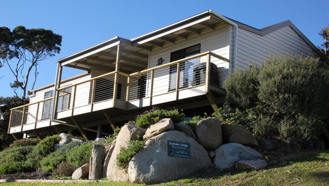 KINGFISHER COTTAGE Beachfront At The Binalong Bay - Accommodation in Bendigo 0