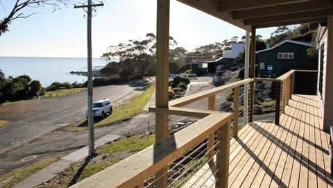 KINGFISHER COTTAGE Beachfront At The Binalong Bay - Accommodation in Bendigo 9