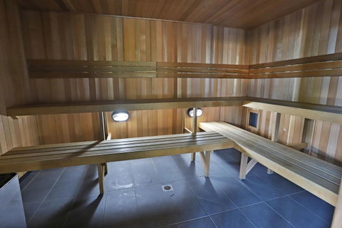 Melbourne Knox Central Apartment Hotel Official - Accommodation in Bendigo 1