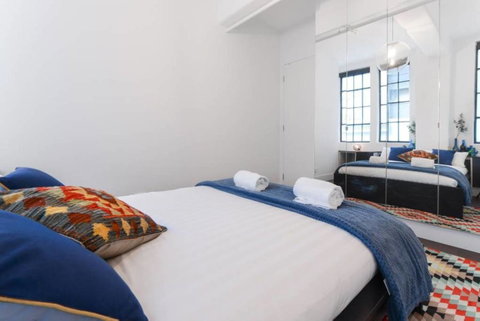 Spacious Designer Warehouse Melbourne CBD Apartment - Accommodation in Bendigo 7