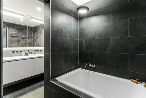 Spacious Designer Warehouse Melbourne CBD Apartment - Accommodation in Bendigo 11