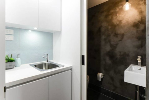 Spacious Designer Warehouse Melbourne CBD Apartment - Accommodation in Bendigo 10
