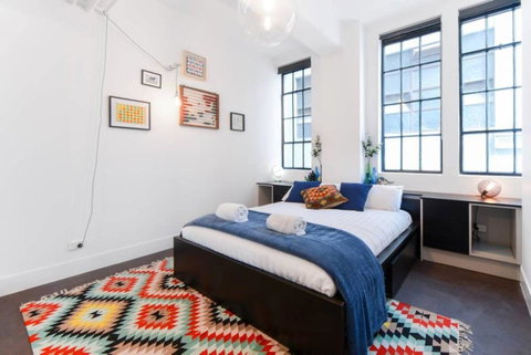 Spacious Designer Warehouse Melbourne CBD Apartment - Accommodation in Bendigo 4