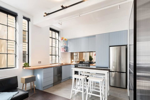 Spacious Designer Warehouse Melbourne CBD Apartment - Accommodation in Bendigo 3