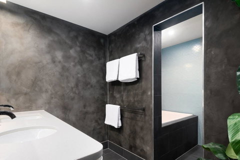 Spacious Designer Warehouse Melbourne CBD Apartment - Accommodation in Bendigo 12
