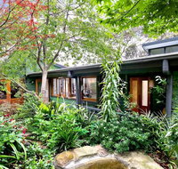 The Black Cockatoo - Secret Garden Mountains Home - Accommodation in Bendigo