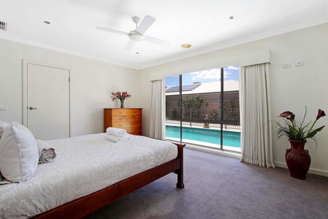 The Grand Holiday House - Accommodation in Bendigo 3