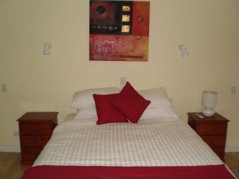 The Lakehouse Manor - Accommodation in Bendigo 0