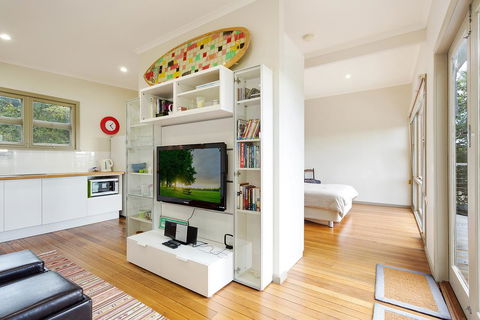 The Love Shack - Accommodation in Bendigo 2