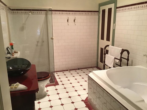 The Olde Devonshire House - Accommodation in Bendigo 3