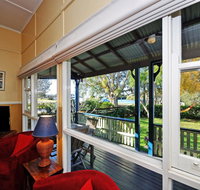 Traditional Three Bedroom Home with Water Views - Accommodation in Bendigo