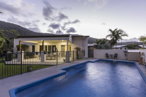 Tropical Private Holiday House With Pool - Accommodation in Bendigo 1