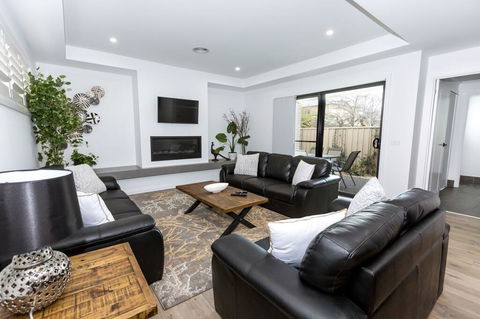 TWO TEN Sleeps 10! Luxury CBD Accommodation - Accommodation in Bendigo 0