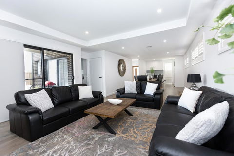 TWO TEN Sleeps 10! Luxury CBD Accommodation - Accommodation in Bendigo 2