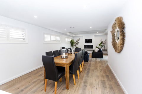 TWO TEN Sleeps 10! Luxury CBD Accommodation - Accommodation in Bendigo 1
