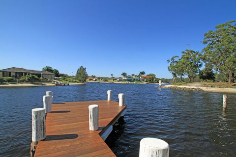 Unbeatable Waterfront Location - Accommodation in Bendigo 2
