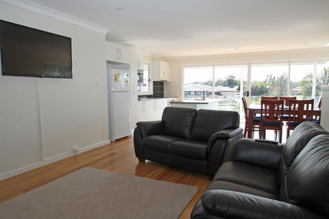 Unbeatable Waterfront Location - Accommodation in Bendigo 3