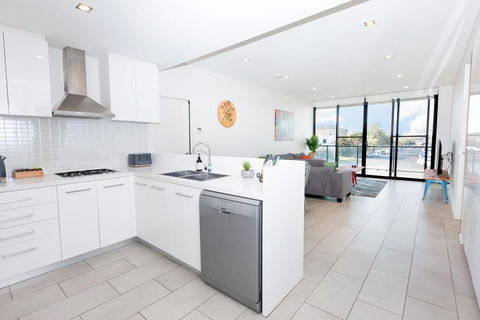 Urban Jungle! Executive Apartment In Heart Of CBD - Accommodation in Bendigo 3