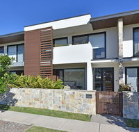 Villa Catania Waterside at Trinity Point - Accommodation in Bendigo