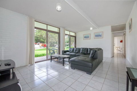 Villa Ellisa, Unit 1/10 Columbia Close - Accommodation in Bendigo 2