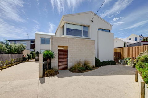 Villa Moyne - Located In A Quiet Cul De Sac And Designed For Beach Families - Accommodation in Bendigo 0