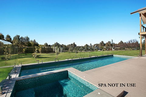 Vineyard Views - Accommodation in Bendigo 3