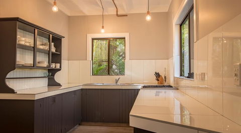 Vintage Inspired Three Bedroom Home- Heated Pool! - Accommodation in Bendigo 3