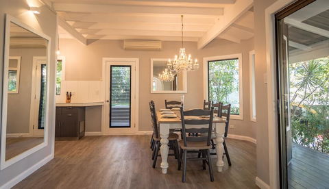 Vintage Inspired Three Bedroom Home- Heated Pool! - Accommodation in Bendigo 2