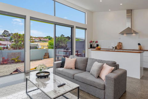 Walk To Salamanca, Queens Cottage LUX 3bdm Queens Cottage - Accommodation in Bendigo 0
