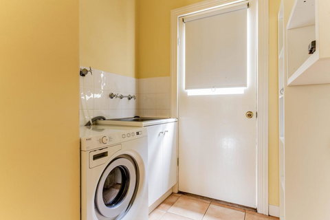 WALKIN' ON SUNSHINE - Accommodation in Bendigo 3