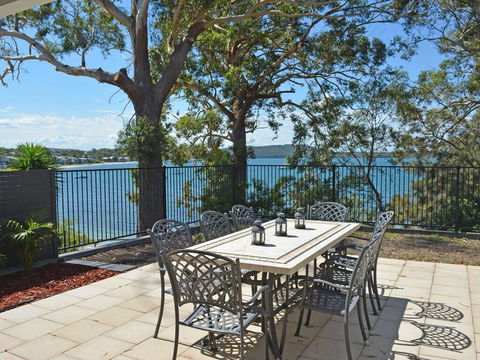 Wanda Magic' 19 Randall Drive - Beautiful Water Front House - Accommodation in Bendigo 1