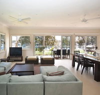 Wangi Lakehouse - renovated Lake Macquarie lakefront Location - Accommodation in Bendigo