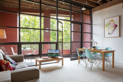Warehouse Apartment With Balcony In Trendy Area - Accommodation in Bendigo 0
