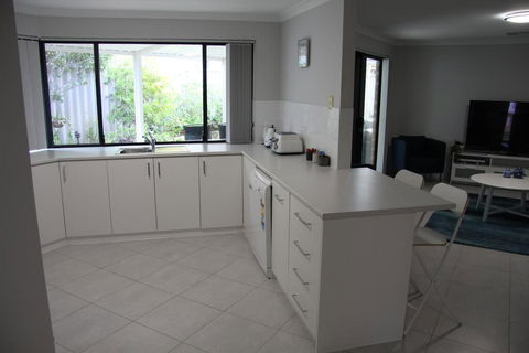 Warnbro Beach Family Accommodation - Accommodation in Bendigo 2