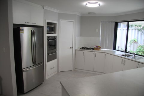 Warnbro Beach Family Accommodation - Accommodation in Bendigo 1