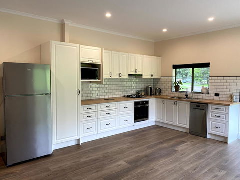 Waterfall Unit Farm Stay - Accommodation in Bendigo 2