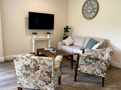 Waterfall Unit Farm Stay - Accommodation in Bendigo 3