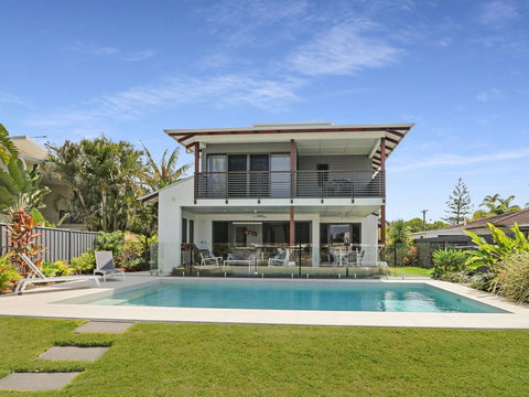 WATERFRONT HOME BORDERING MOOLOOLABA - Accommodation in Bendigo 0