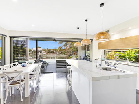 WATERFRONT HOME BORDERING MOOLOOLABA - Accommodation in Bendigo 3