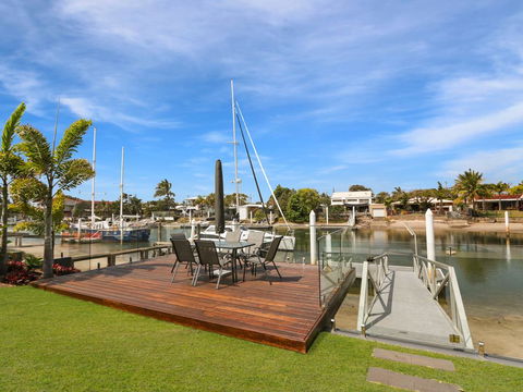 WATERFRONT HOME BORDERING MOOLOOLABA - Accommodation in Bendigo 1