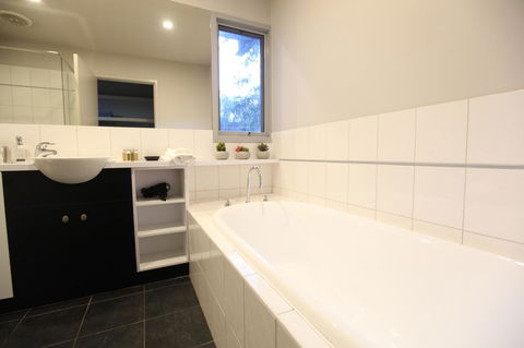 Lorne Luxury - Accommodation in Bendigo 2