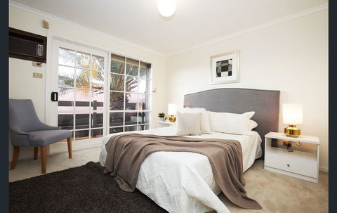 The Gallery Hours - Accommodation in Bendigo 0