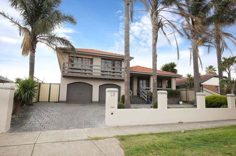 The Gallery Hours - Accommodation in Bendigo 7