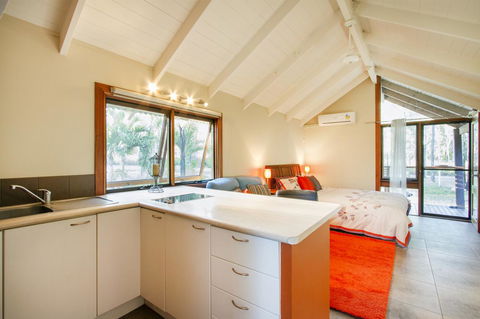Airlie Beach Eco Cabins - Adults Only - Accommodation in Bendigo 12